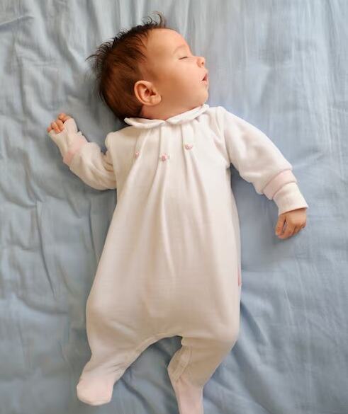 Cara Memilih Pakaian Tidur Bayi yang Nyaman dan Aman, Tak Sembarangan! Cara Memilih Pakaian Tidur Bayi yang Nyaman dan Aman, Tak Sembarangan!