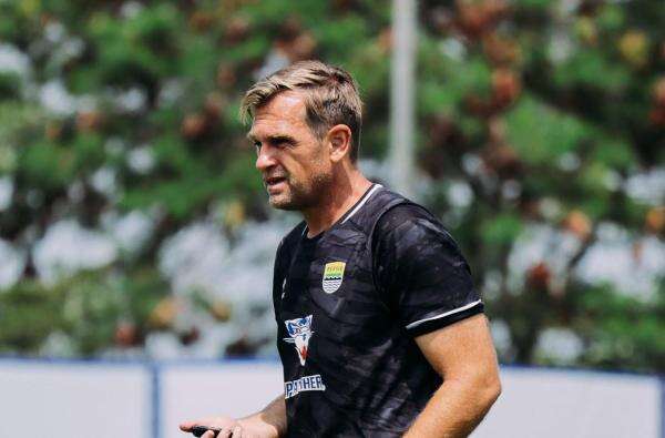 Persija Jakarta vs Persib Bandung: Igor Tolic Sebut Kans 50-50, Pemenang Tergantung Lini Pertahanan Persija Jakarta vs Persib Bandung: Igor Tolic Sebut Kans 50-50, Pemenang Tergantung Lini Pertahanan
