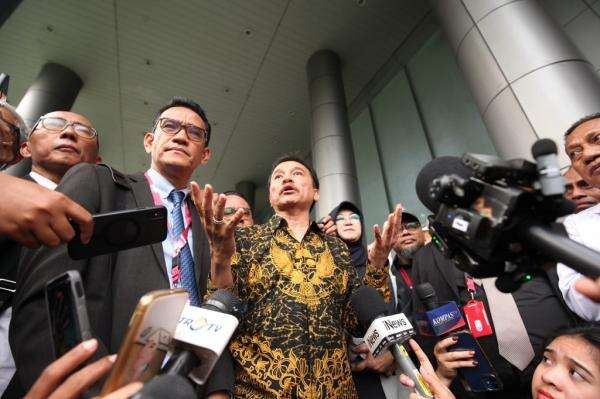 Penahanan Ditangguhkan, Roy Suryo dan Dokter Tifa Wajib Lapor Seminggu Sekali Penahanan Ditangguhkan, Roy Suryo dan Dokter Tifa Wajib Lapor Seminggu Sekali