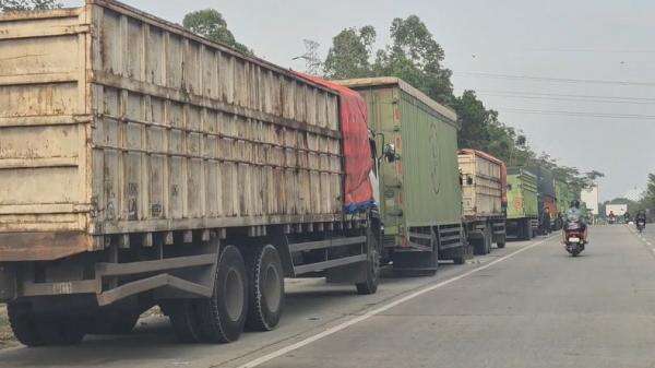 Antre Solar 2 Hari 2 Malam, Sopir Truk di Lampung Menginap di Kabin Antre Solar 2 Hari 2 Malam, Sopir Truk di Lampung Menginap di Kabin