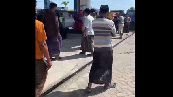 Viral di Sampang! Antrean Panjang BBM Berujung Ricuh, Dipicu Sikap Petugas SPBU Viral di Sampang! Antrean Panjang BBM Berujung Ricuh, Dipicu Sikap Petugas SPBU