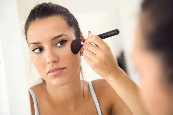 Cara Pakai Blush Sesuai Bentuk Wajah agar Makeup Terlihat Lebih Menawan Cara Pakai Blush Sesuai Bentuk Wajah agar Makeup Terlihat Lebih Menawan