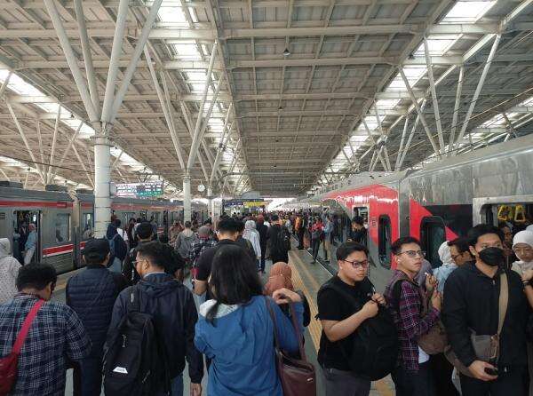 KRL Lintas Bogor-Jakarta Kota Terganggu, Perjalanan Hanya sampai Jayakarta dan Manggarai KRL Lintas Bogor-Jakarta Kota Terganggu, Perjalanan Hanya sampai Jayakarta dan Manggarai
