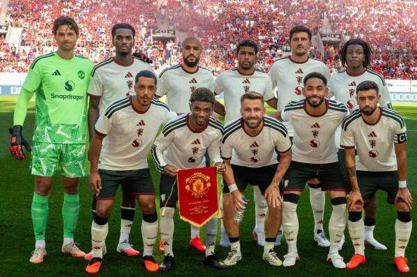 MU Terpaksa Ubah Jersey di Liga Champions karena Aturan UEFA MU Terpaksa Ubah Jersey di Liga Champions karena Aturan UEFA