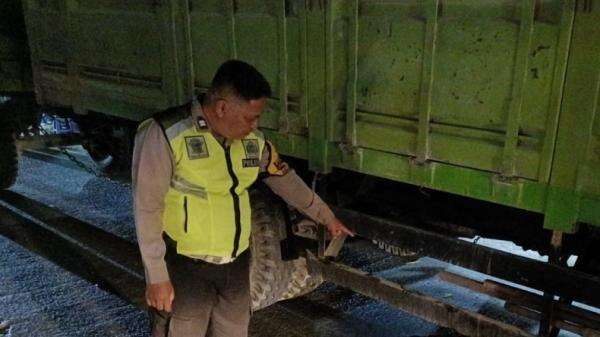 Kecelakaan Mengerikan di Sidoarjo, Pemotor Terseret Truk Gandeng hingga Belasan Meter Kecelakaan Mengerikan di Sidoarjo, Pemotor Terseret Truk Gandeng hingga Belasan Meter