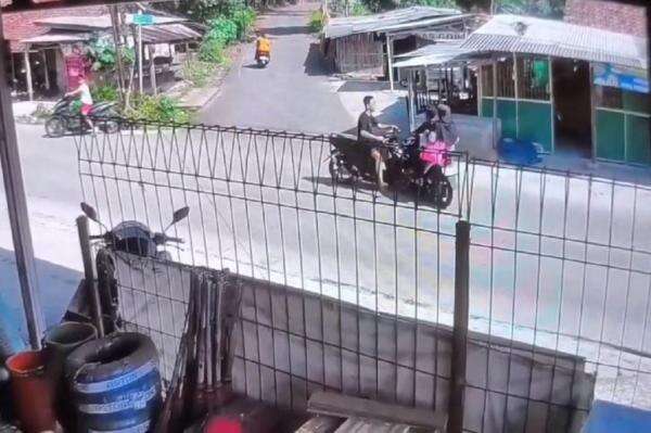 Detik-Detik 2 Motor Tabrakan di Tenjo Bogor Terekam CCTV, 3 Korban Luka-Luka Detik-Detik 2 Motor Tabrakan di Tenjo Bogor Terekam CCTV, 3 Korban Luka-Luka