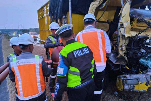 Kecelakaan Maut Truk Tabrak Tronton di Tol Jombang-Mojokerto, Sopir Tewas Kecelakaan Maut Truk Tabrak Tronton di Tol Jombang-Mojokerto, Sopir Tewas