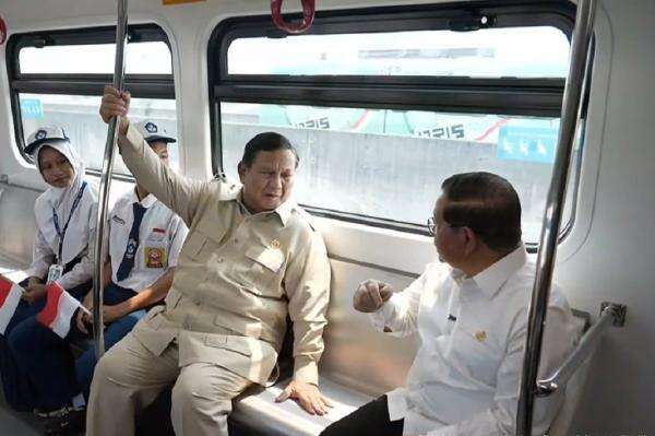 Momen Prabowo Jajal LRT Kelapa Gading-Manggarai, Didampingi Pramono Momen Prabowo Jajal LRT Kelapa Gading-Manggarai, Didampingi Pramono