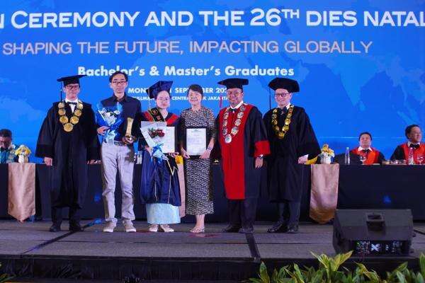 Ratusan Lulusan SGU Harus Berikan Dampak Global Ratusan Lulusan SGU Harus Berikan Dampak Global