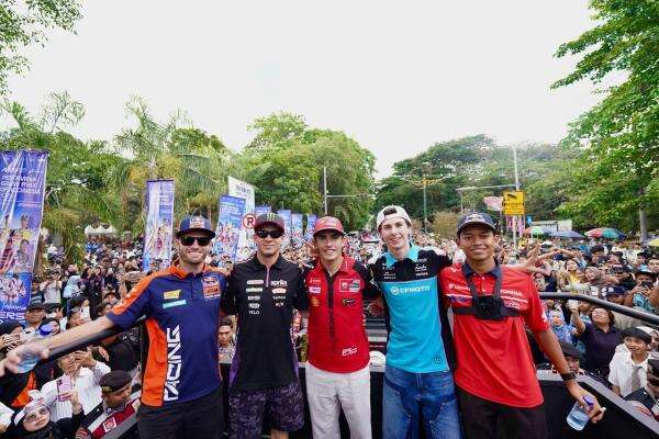 Dari Marc Marquez hingga Veda Ega, Intip Kemeriahan Riders Parade Jelang MotoGP Mandalika 2026 Dari Marc Marquez hingga Veda Ega, Intip Kemeriahan Riders Parade Jelang MotoGP Mandalika 2026