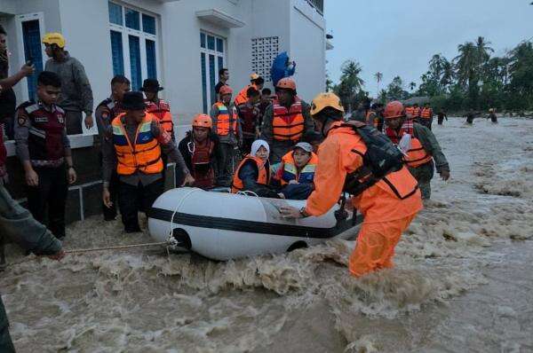 Hujan Deras Picu Banjir di Padang Sumbar, Puluhan Warga Dievakuasi! Hujan Deras Picu Banjir di Padang Sumbar, Puluhan Warga Dievakuasi!