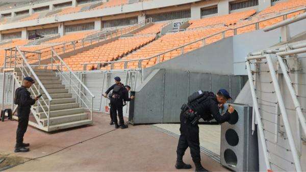 Brimob Sterilisasi JIS Jelang Persija Vs Brisbane Roar Brimob Sterilisasi JIS Jelang Persija Vs Brisbane Roar