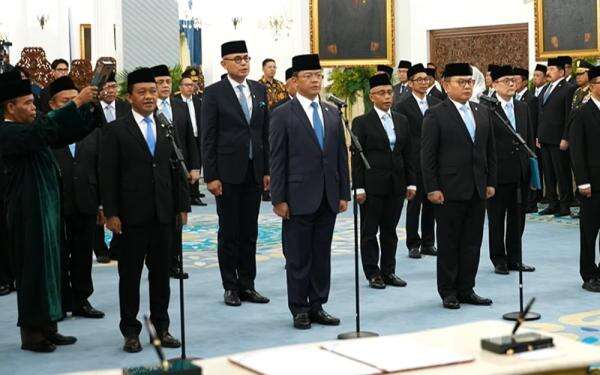 Prabowo Resmi Lantik Sugiono Jadi Menko PMK Gantikan Pratikno Prabowo Resmi Lantik Sugiono Jadi Menko PMK Gantikan Pratikno