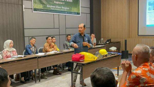 Demi Capai 24 Ton TBS, Pekebun Sawit Bengkulu Dibekali Teknik Panen Demi Capai 24 Ton TBS, Pekebun Sawit Bengkulu Dibekali Teknik Panen
