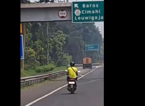 Viral Bule Georgia Masuk Tol Pasteur Pakai Motor Matik, Ngebut hingga Dikejar Polisi Viral Bule Georgia Masuk Tol Pasteur Pakai Motor Matik, Ngebut hingga Dikejar Polisi
