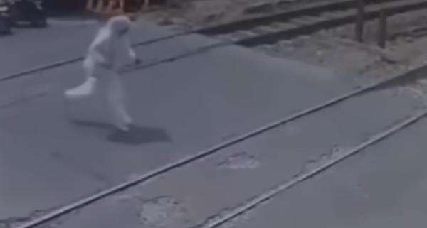Viral Wanita Tewas Tertabrak KRL di Kembangan, Diduga Tak Dengar Kereta karena Gunakan Headset Viral Wanita Tewas Tertabrak KRL di Kembangan, Diduga Tak Dengar Kereta karena Gunakan Headset