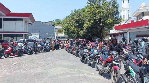 Antrean BBM Mengular hingga Ratusan Meter di Makassar, Sulsel Terapkan Ganjil Genap Antrean BBM Mengular hingga Ratusan Meter di Makassar, Sulsel Terapkan Ganjil Genap
