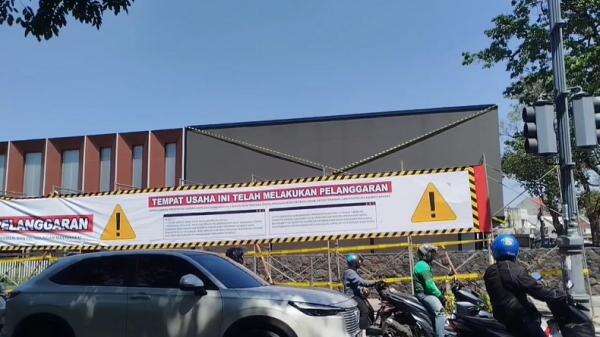 Buntut Penebangan Pohon Tanpa Izin, Videotron SixNine Padel Bandung Disegel Buntut Penebangan Pohon Tanpa Izin, Videotron SixNine Padel Bandung Disegel