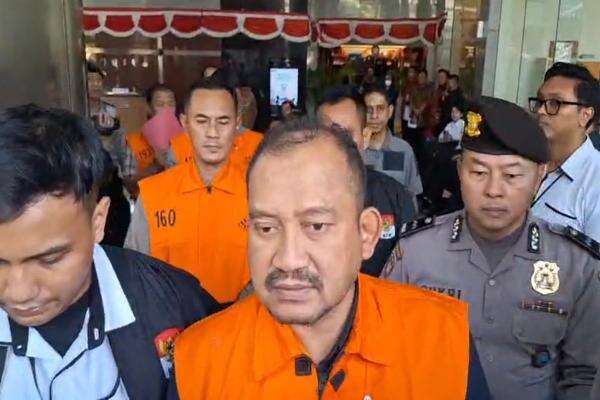 Geledah 15 Rumah terkait Kasus Bupati Pemalang, KPK Sita Dokumen Proyek hingga HP Geledah 15 Rumah terkait Kasus Bupati Pemalang, KPK Sita Dokumen Proyek hingga HP