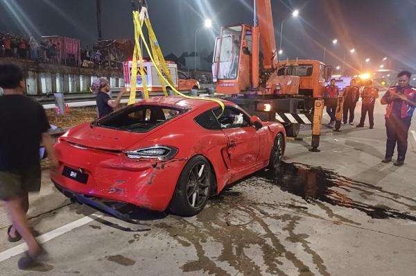 Geger! Mobil Mewah Porsche Nyemplung ke Got di Cinere, Kok Bisa? Geger! Mobil Mewah Porsche Nyemplung ke Got di Cinere, Kok Bisa?