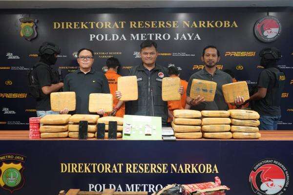 Polda Metro Tangkap 3 Pengedar Narkoba di Jatinegara Jaktim, Sita 27,96 Kg Ganja Polda Metro Tangkap 3 Pengedar Narkoba di Jatinegara Jaktim, Sita 27,96 Kg Ganja