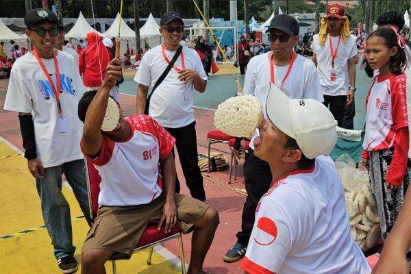 Panjat Pinang hingga Lomba Makan Kerupuk Meriahkan Pesta Rakyat HUT ke-81 RI di Monas Panjat Pinang hingga Lomba Makan Kerupuk Meriahkan Pesta Rakyat HUT ke-81 RI di Monas