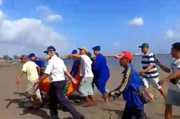 Nelayan Situbondo Hilang saat Melaut Ditemukan Meninggal, Tangis Keluarga Pecah Nelayan Situbondo Hilang saat Melaut Ditemukan Meninggal, Tangis Keluarga Pecah