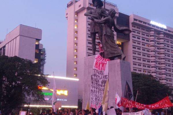 Massa Demo Pasang Spanduk Tuntutan Rakyat di Tugu Tani, Desak Karhutla Jadi Bencana Nasional Massa Demo Pasang Spanduk Tuntutan Rakyat di Tugu Tani, Desak Karhutla Jadi Bencana Nasional