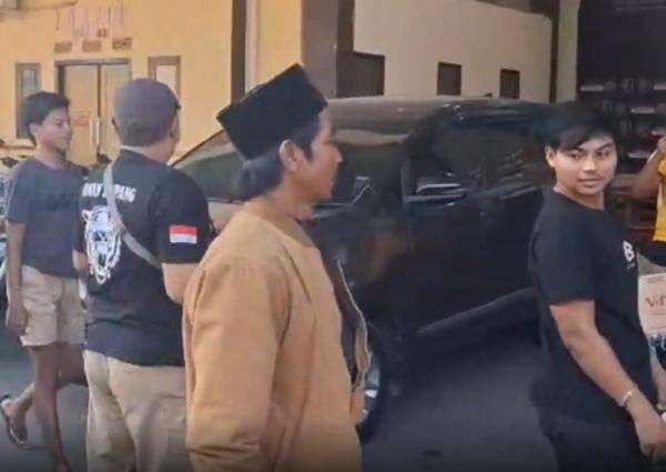 Polisi Kembali Tangkap 4 Pemerkosa Gadis di Sampang, 10 Orang Masih Buron Polisi Kembali Tangkap 4 Pemerkosa Gadis di Sampang, 10 Orang Masih Buron