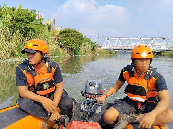 Pemuda Hanyut Setelah Nekat Lompat Demi Kunci, Kansar Jakarta Terjunkan Tim Penyelamat Pemuda Hanyut Setelah Nekat Lompat Demi Kunci, Kansar Jakarta Terjunkan Tim Penyelamat
