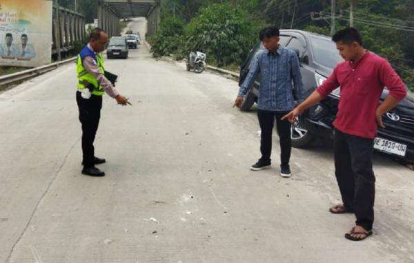 Truk Fuso Diduga Rem Blong Tabrak 4 Kendaraan di Pringsewu, 2 Pelajar SMP Tewas Truk Fuso Diduga Rem Blong Tabrak 4 Kendaraan di Pringsewu, 2 Pelajar SMP Tewas