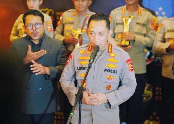 Kapolri Jaga Semangat Keteladanan Jenderal Hoegeng di Tubuh Polri Kapolri Jaga Semangat Keteladanan Jenderal Hoegeng di Tubuh Polri