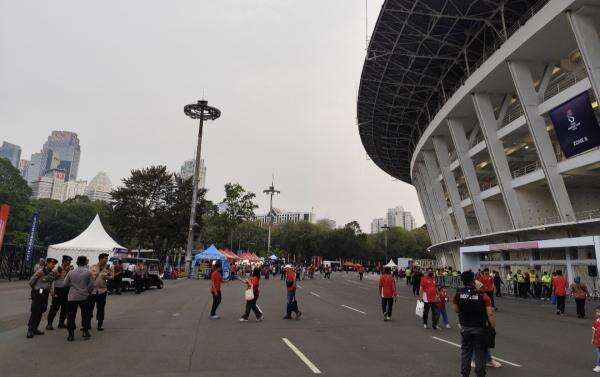 Jelang Laga Timnas Indonesia vs Singapura, Suporter Mulai Ramaikan Area GBK Jelang Laga Timnas Indonesia vs Singapura, Suporter Mulai Ramaikan Area GBK