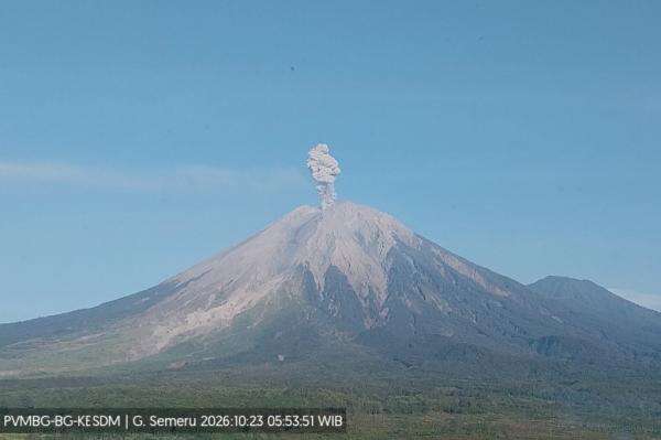 Gunung Semeru Meletus Pagi Ini, Muntahkan Kolom Abu Setinggi 1,2 Km Gunung Semeru Meletus Pagi Ini, Muntahkan Kolom Abu Setinggi 1,2 Km