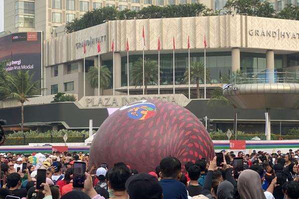 Penampakan Bola Raksasa dan Trofi FIFA ASEAN Cup 2026 Ramaikan CFD Sudirman-Thamrin Penampakan Bola Raksasa dan Trofi FIFA ASEAN Cup 2026 Ramaikan CFD Sudirman-Thamrin