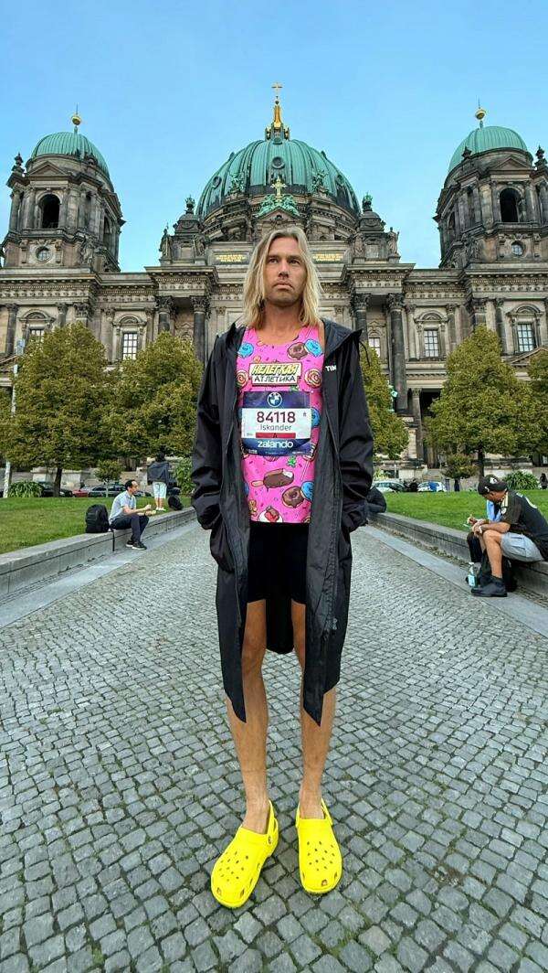 Viral Pria Ini Taklukan Berlin Marathon Pakai Sepatu Karet, Sukses Finis 2 Jam 30 Menit Viral Pria Ini Taklukan Berlin Marathon Pakai Sepatu Karet, Sukses Finis 2 Jam 30 Menit