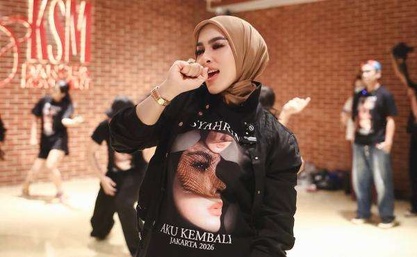 Syahrini Bagi-Bagi Kaus Berisi Dolar saat Manggung di Pestapora 2026 Syahrini Bagi-Bagi Kaus Berisi Dolar saat Manggung di Pestapora 2026