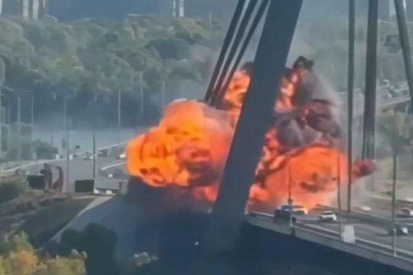 Detik-detik Dramatis Drone Rusia Hantam Jembatan Kyiv, Meledak Jadi Bola Api Raksasa Detik-detik Dramatis Drone Rusia Hantam Jembatan Kyiv, Meledak Jadi Bola Api Raksasa