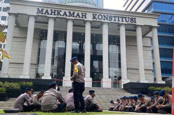 TNI-Polri Perkuat Penjagaan di MK Jelang Sidang Putusan Ijazah Gibran TNI-Polri Perkuat Penjagaan di MK Jelang Sidang Putusan Ijazah Gibran