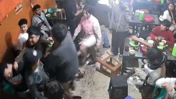 Tatapan Berujung Pengeroyokan di Warung Coto Makassar, 4 Orang Ditangkap Tatapan Berujung Pengeroyokan di Warung Coto Makassar, 4 Orang Ditangkap