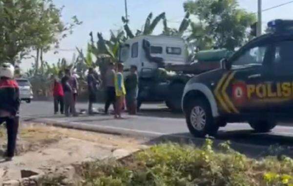 Kecelakaan Maut 2 Motor Adu Banteng di Pantura Tuban, 1 Tewas Kecelakaan Maut 2 Motor Adu Banteng di Pantura Tuban, 1 Tewas