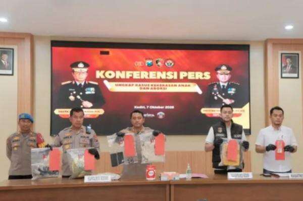 Kediri Geger! Polisi Ungkap 2 Kasus Pembunuhan Bayi dan Aborsi, 4 Orang Jadi Tersangka Kediri Geger! Polisi Ungkap 2 Kasus Pembunuhan Bayi dan Aborsi, 4 Orang Jadi Tersangka