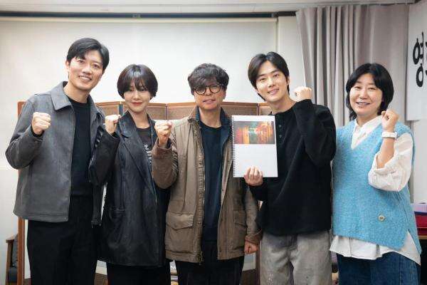 Suho EXO Bakal Adu Akting Bareng Park Hee Soon hingga Ra Mi Ran di Film Korea Baru Suho EXO Bakal Adu Akting Bareng Park Hee Soon hingga Ra Mi Ran di Film Korea Baru