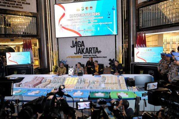 Kasus Dugaan 3 Korupsi Besar, Polisi Periksa 15 Orang Saksi Kasus Dugaan 3 Korupsi Besar, Polisi Periksa 15 Orang Saksi