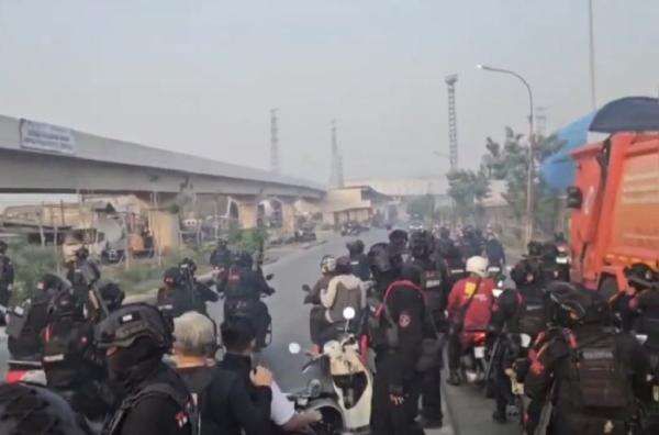 BNN Gerebek Kampung Bahari Jakut, Loyalis Bandar Narkoba Melawan Pakai Mercon BNN Gerebek Kampung Bahari Jakut, Loyalis Bandar Narkoba Melawan Pakai Mercon
