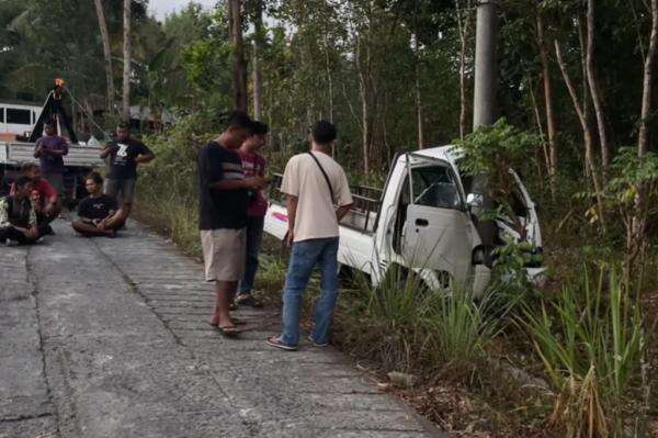 Kecelakan Mobil Pikap Rem Blong Tabrak Tiang Listrik di Kulonprogo, Sopir Terjepit Kecelakan Mobil Pikap Rem Blong Tabrak Tiang Listrik di Kulonprogo, Sopir Terjepit