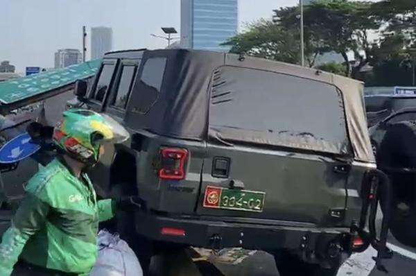 Diduga Microsleep, Mobil Dinas TNI Tabrak Tiang Rambu di Exit Tol Slipi Diduga Microsleep, Mobil Dinas TNI Tabrak Tiang Rambu di Exit Tol Slipi