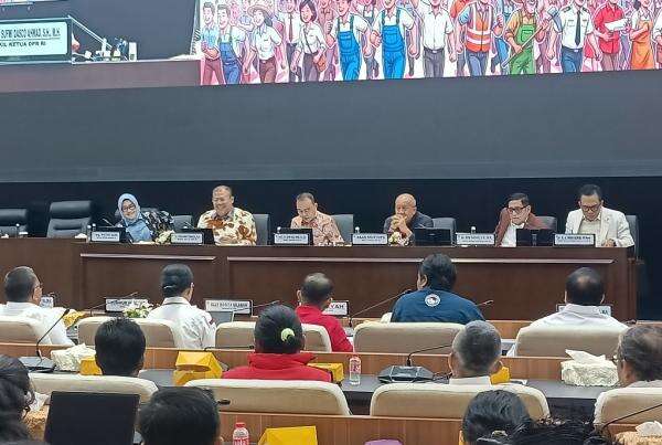 Dasco Minta Buruh Tak Pesimistis soal RUU Ketenagakerjaan: Bismillah Kita Kerja Dasco Minta Buruh Tak Pesimistis soal RUU Ketenagakerjaan: Bismillah Kita Kerja