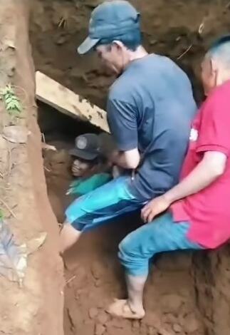 Viral! Ngeledek di Liang Lahad, Tukang Gali Kubur Panik Tertimpa Tanah Viral! Ngeledek di Liang Lahad, Tukang Gali Kubur Panik Tertimpa Tanah