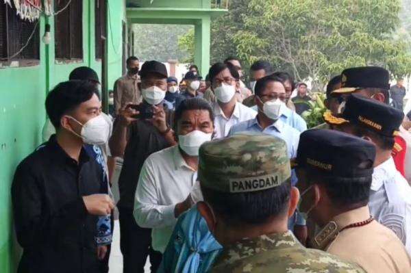 Wapres Gibran Tinjau Sekolah di Tengah Kabut Asap Karhutla Palangka Raya, Siswa Tetap Belajar Wapres Gibran Tinjau Sekolah di Tengah Kabut Asap Karhutla Palangka Raya, Siswa Tetap Belajar